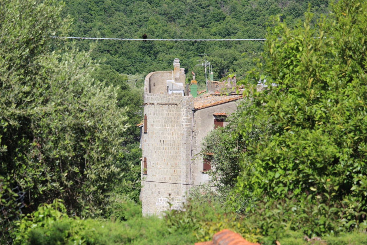 Torre a base circolare legata alle mura esterne, restaurata e divenuta moderna abitazione 