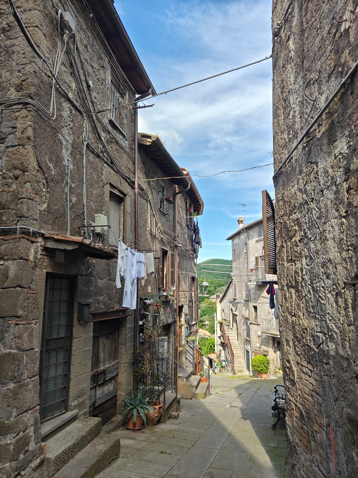 Il dedadolo di vie del centro antico. Una prima mezione di Bagnaia avviene già nel 963 