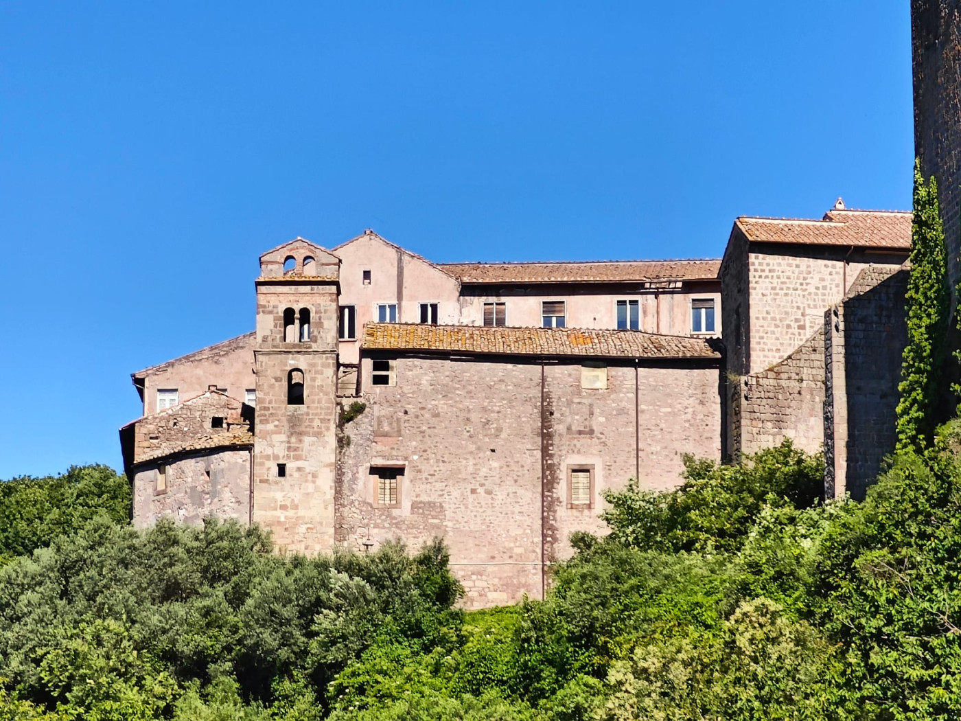 Un'altra porzione del colle, visto da Valle Faul