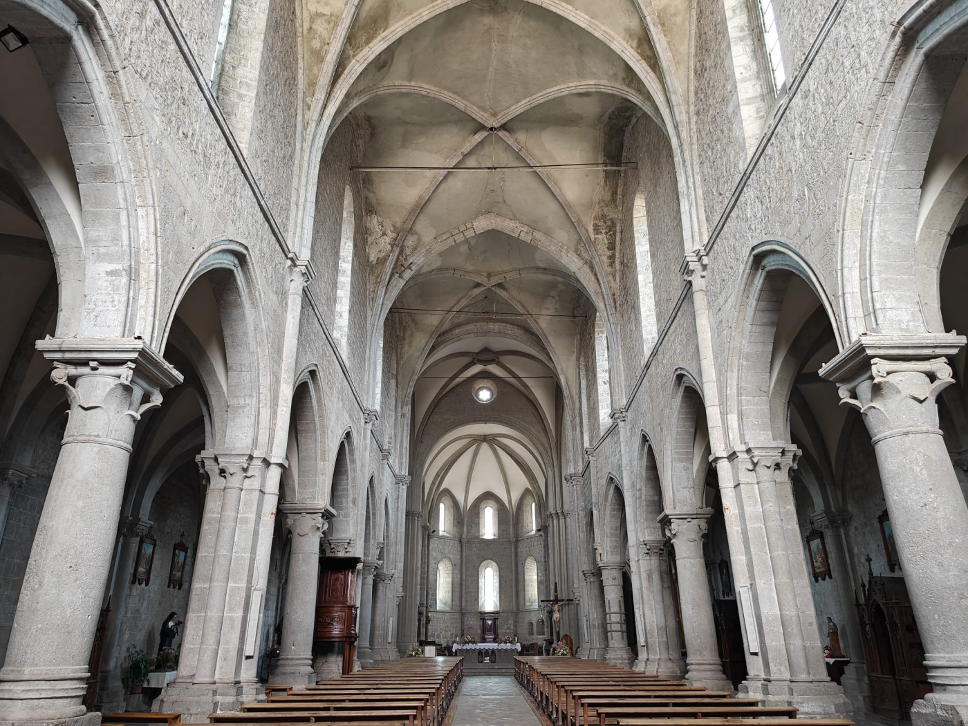 Prospettiva della navata centrale dell'Abbazia di San Martino al Cimino