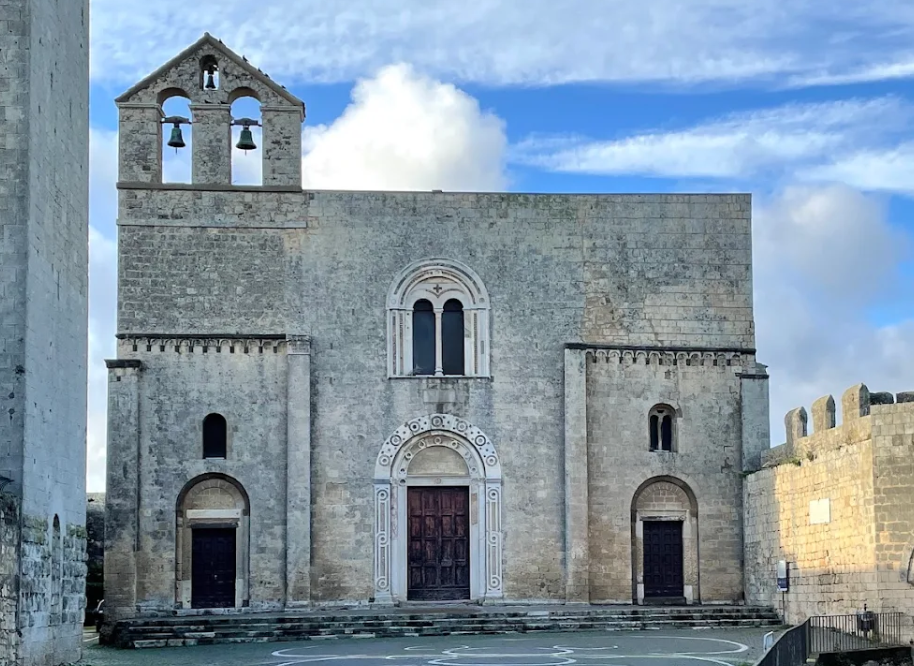 Santa Maria di Castello a Tarquinia (l'antica Corneto). Fu in queste navate che maestro Roberto diffuse le sue eterodosse predicazioni materiali