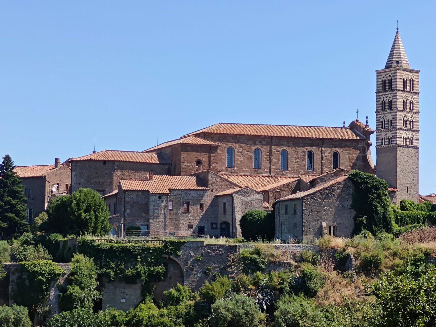 Veduta esterna dall'area del Carmine del Palazzo dei Papi e della Cattedrale di Viterbo