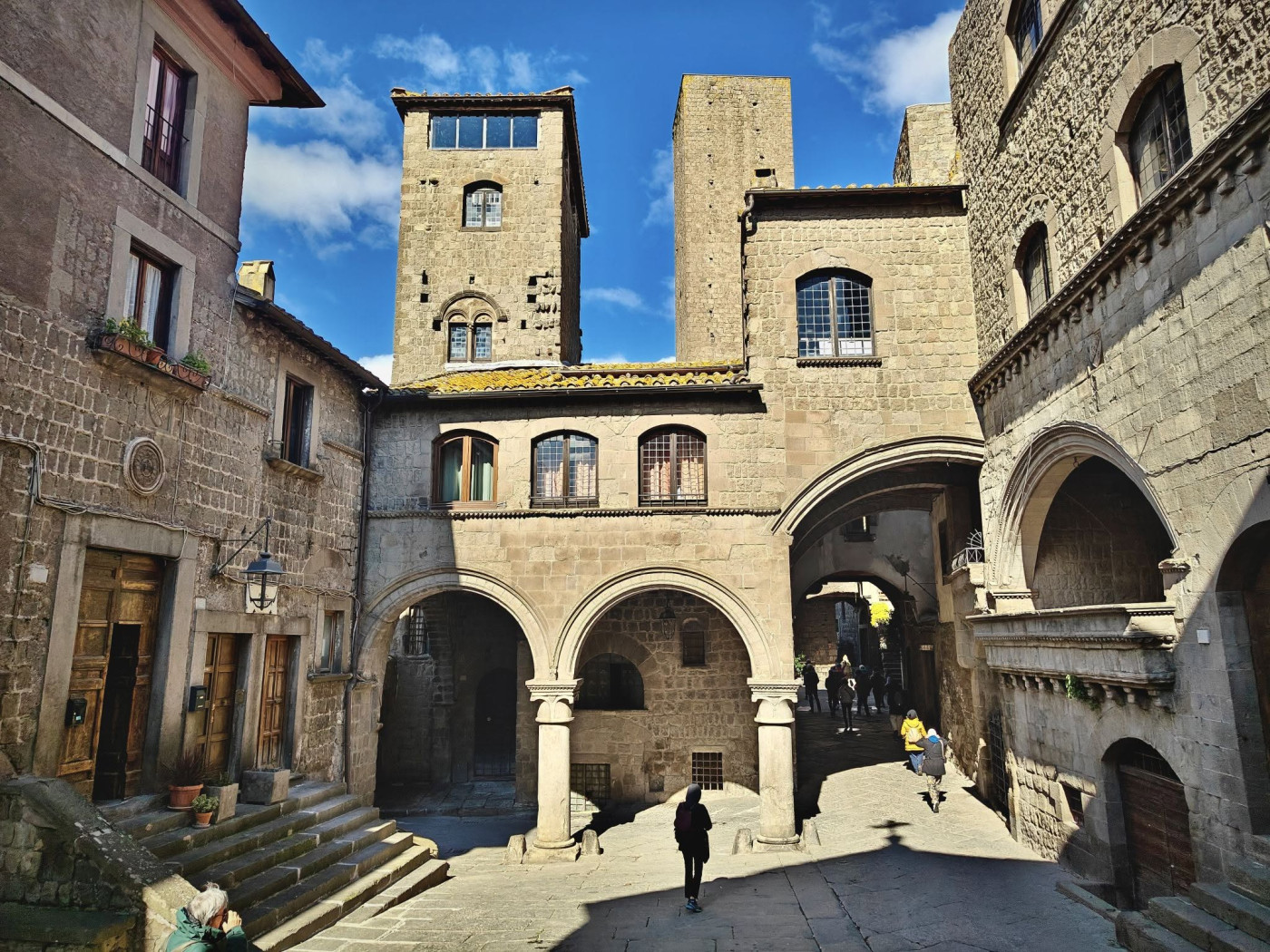 Le torri di San Pellegrino viste dall'omonima e inconica piazza del quartiere medievale viterbese