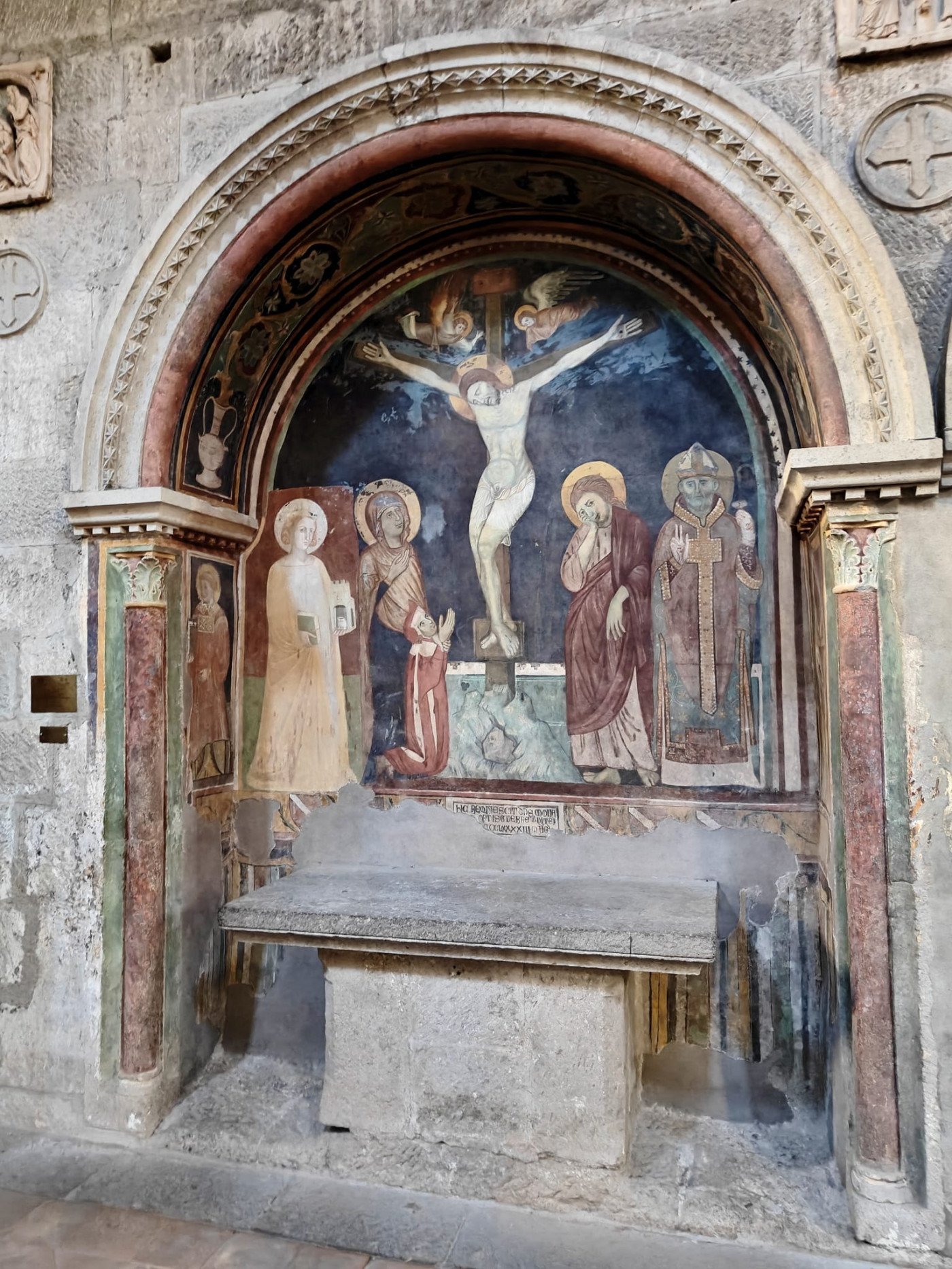 La cappella funeraria di Monaldo Fortiguerra (navata destra): l'affresco di scuola toscana, datato 1293 dall'epigrafe posta sopra l'altare, raffigura la Crocifissione tra i santi Barbara e Nicola con il nobile committente inginocchiato in veste rossa