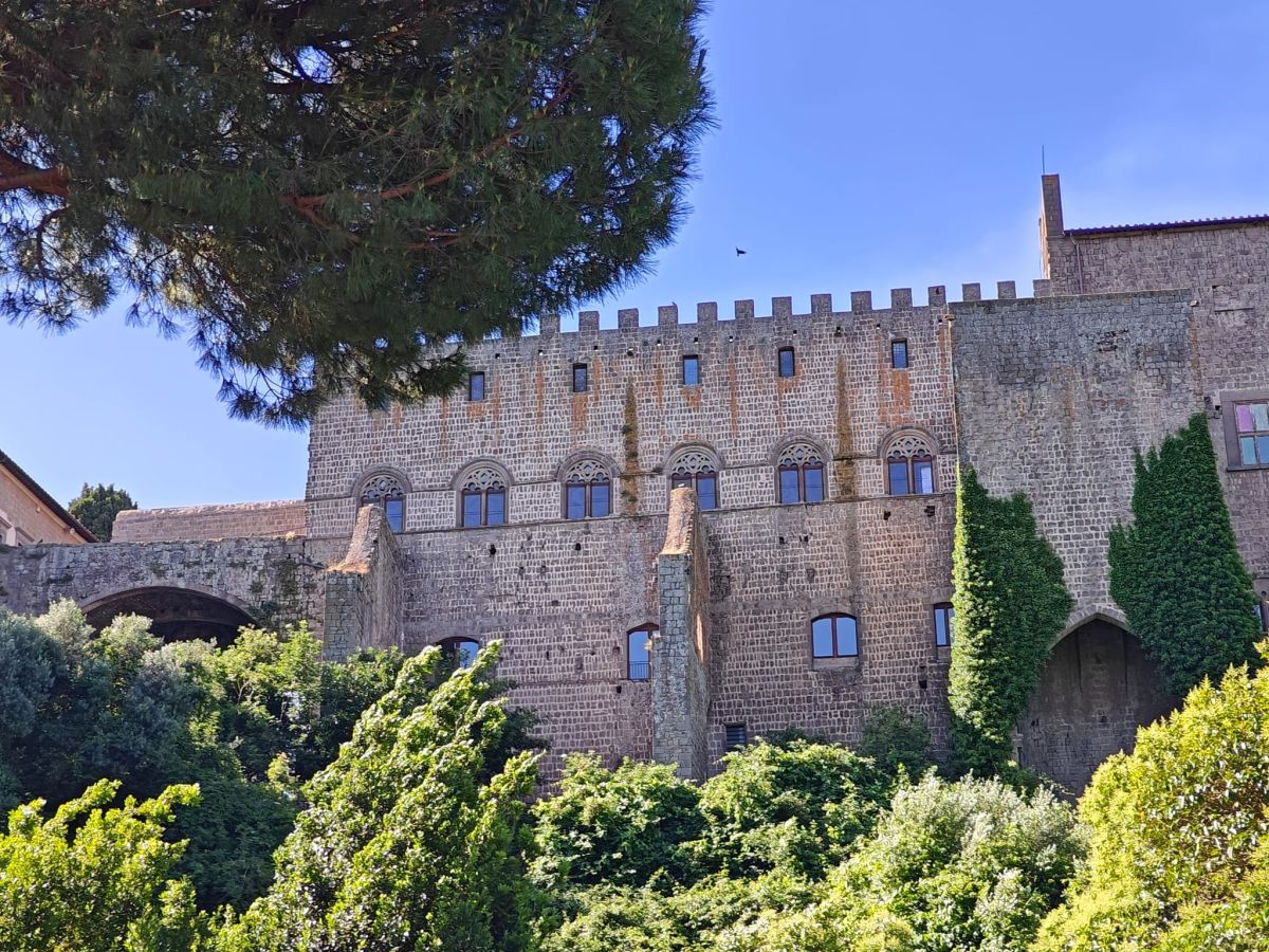 Le guarnigioni spirituali e lo scacchiere urbano: l'insediamento degli Ordini Mendicanti nella Viterbo del Duecento